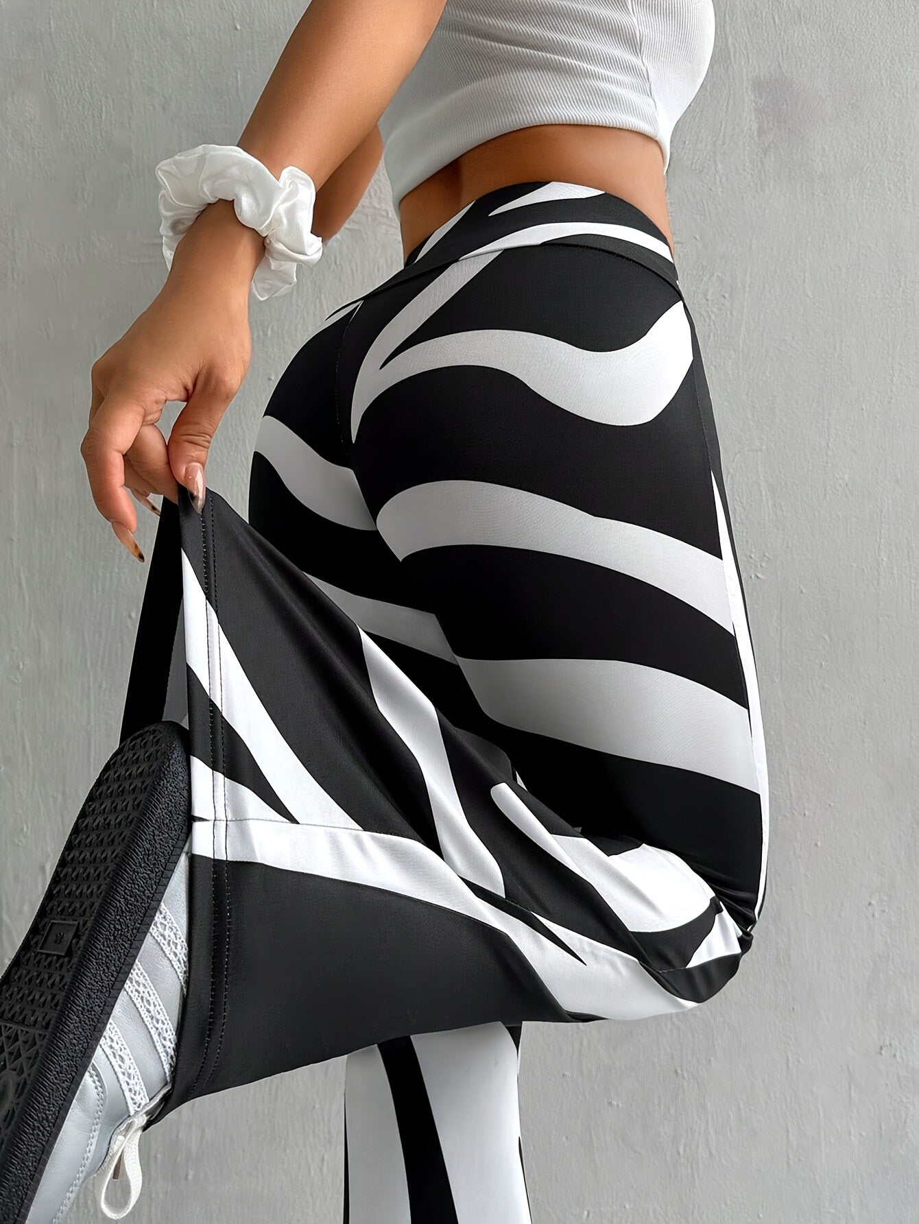 Black And White / L